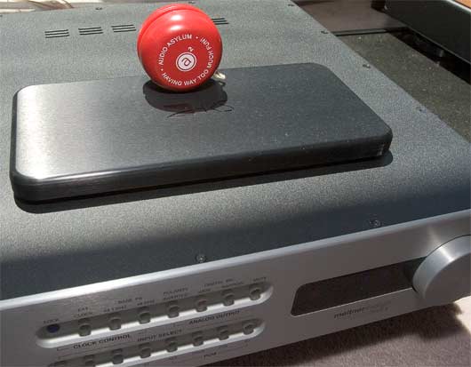 The DAC yoyo precisely positioned on the DAC