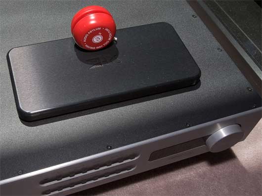The DAC yoyo precisely positioned on the DAC
